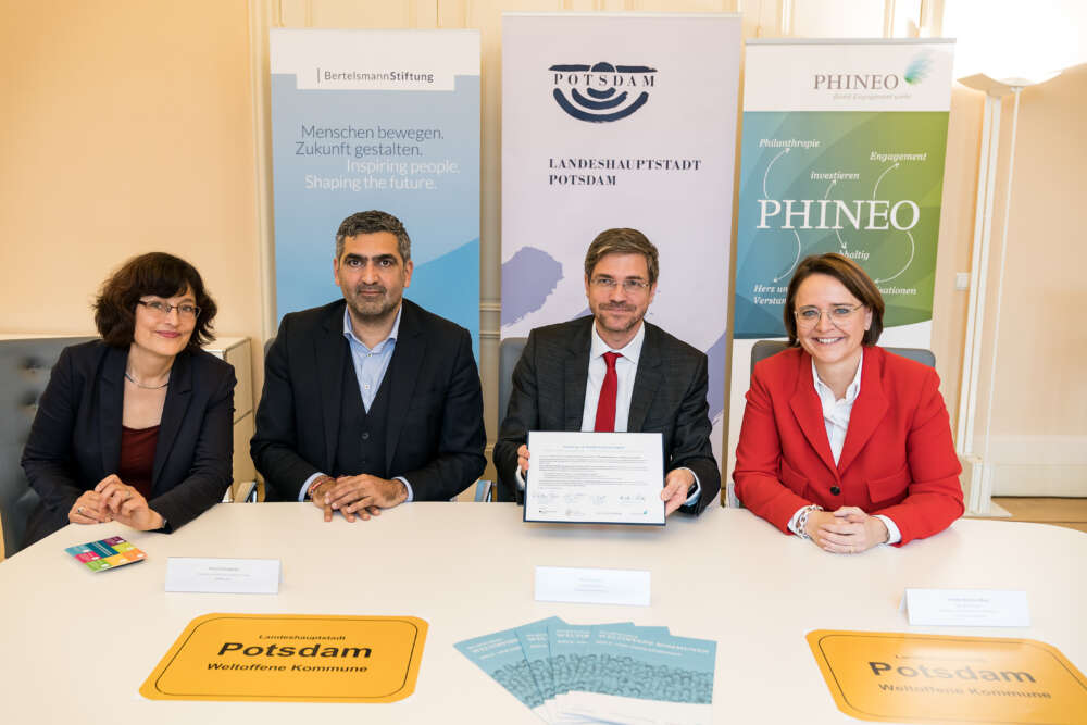 v.l.n.r.: Claudia Walther (Bertelsmann Stiftung), Farhad Dilmaghani (PHINEO), Oberbürgermeister Mike Schubert und die Bundesbeauftragte für Integration Annette Widmann-Mauz beim Auftakt in Potsdam